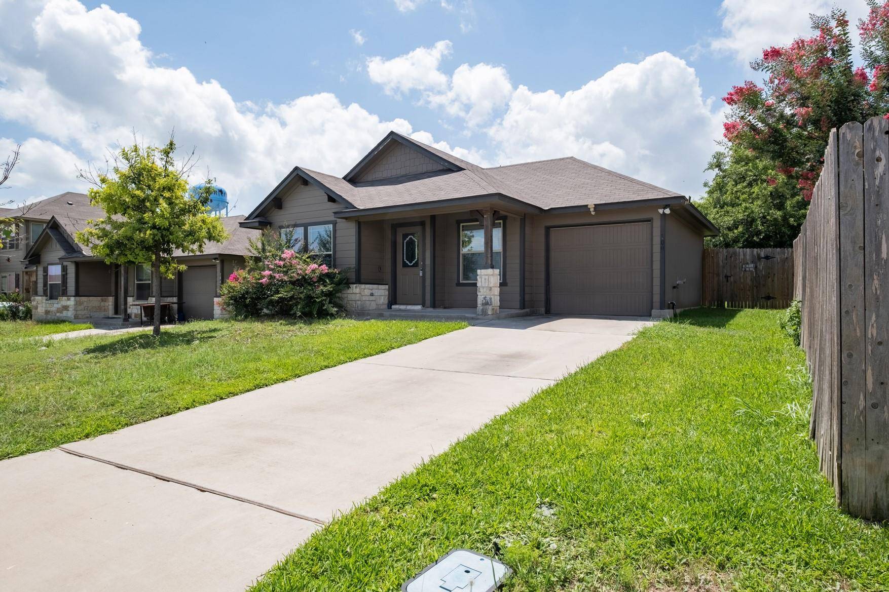100 Azurite DR, Jarrell, TX 76537