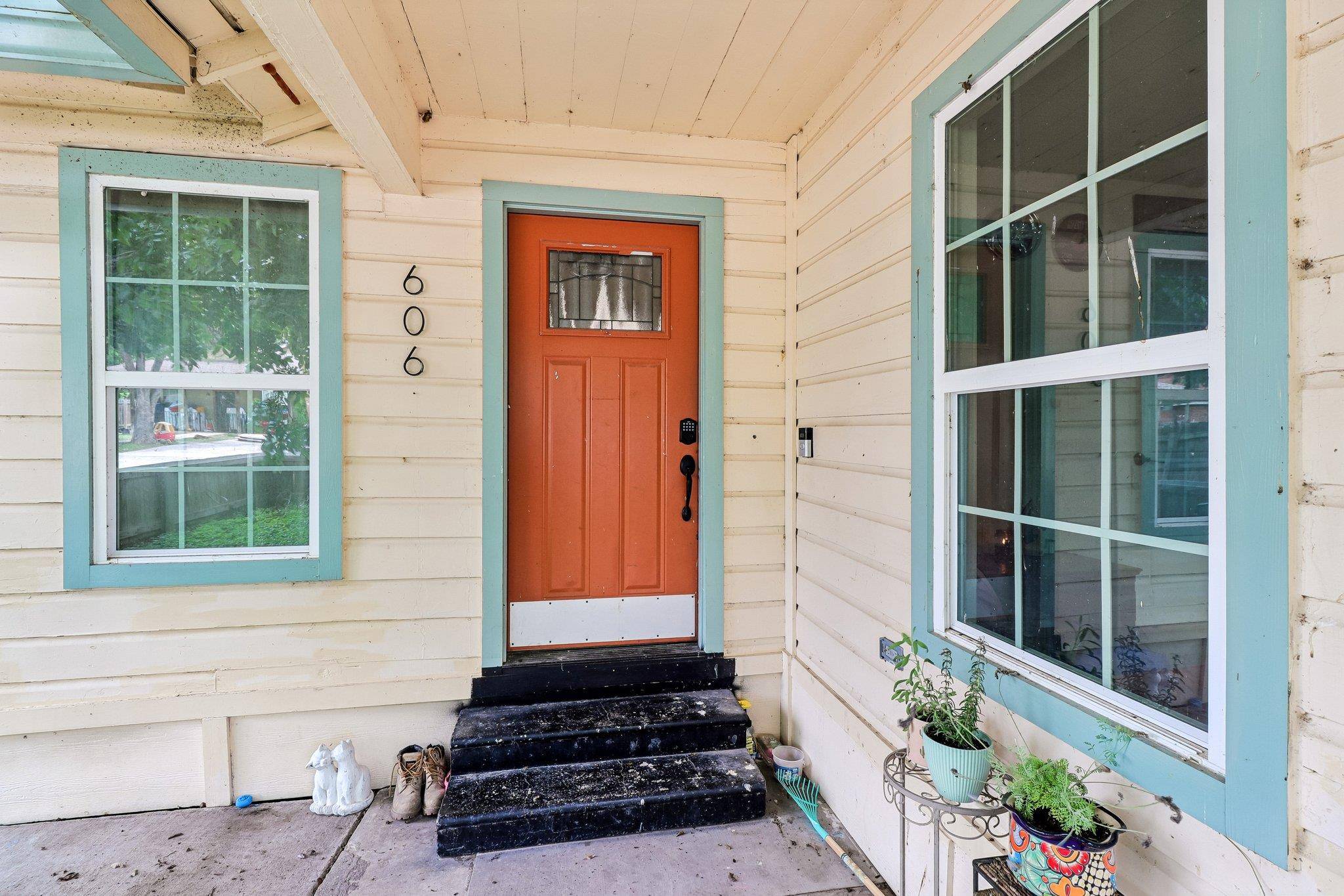 606 E Pecan ST, Taylor, TX 76574