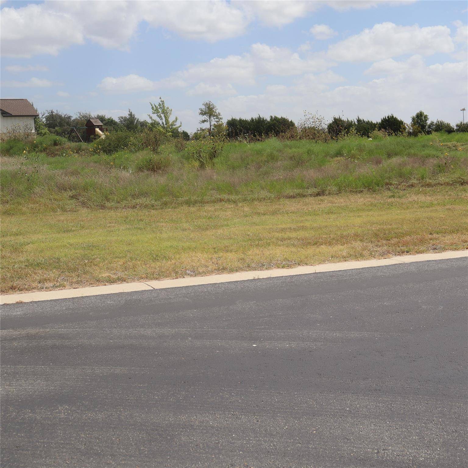 105 Huerta RD, Florence, TX 76527