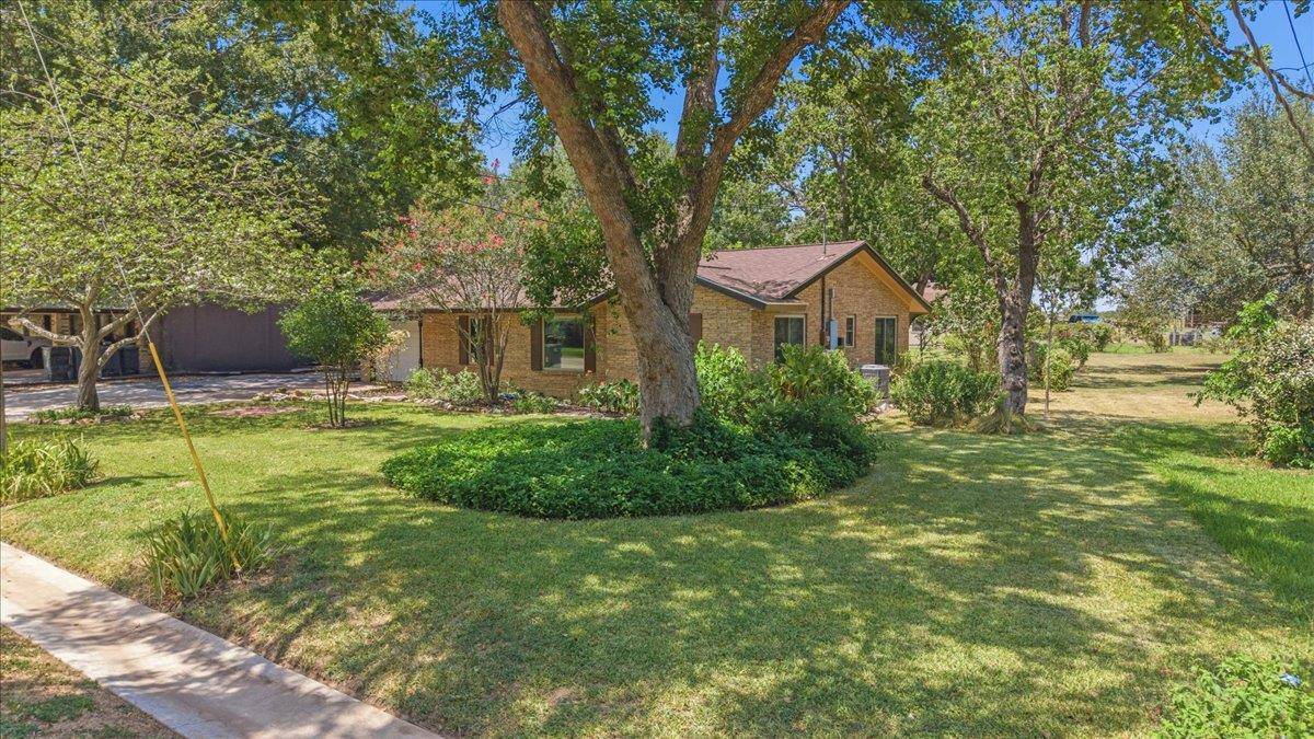1415 NE Whitehead ST, Smithville, TX 78957