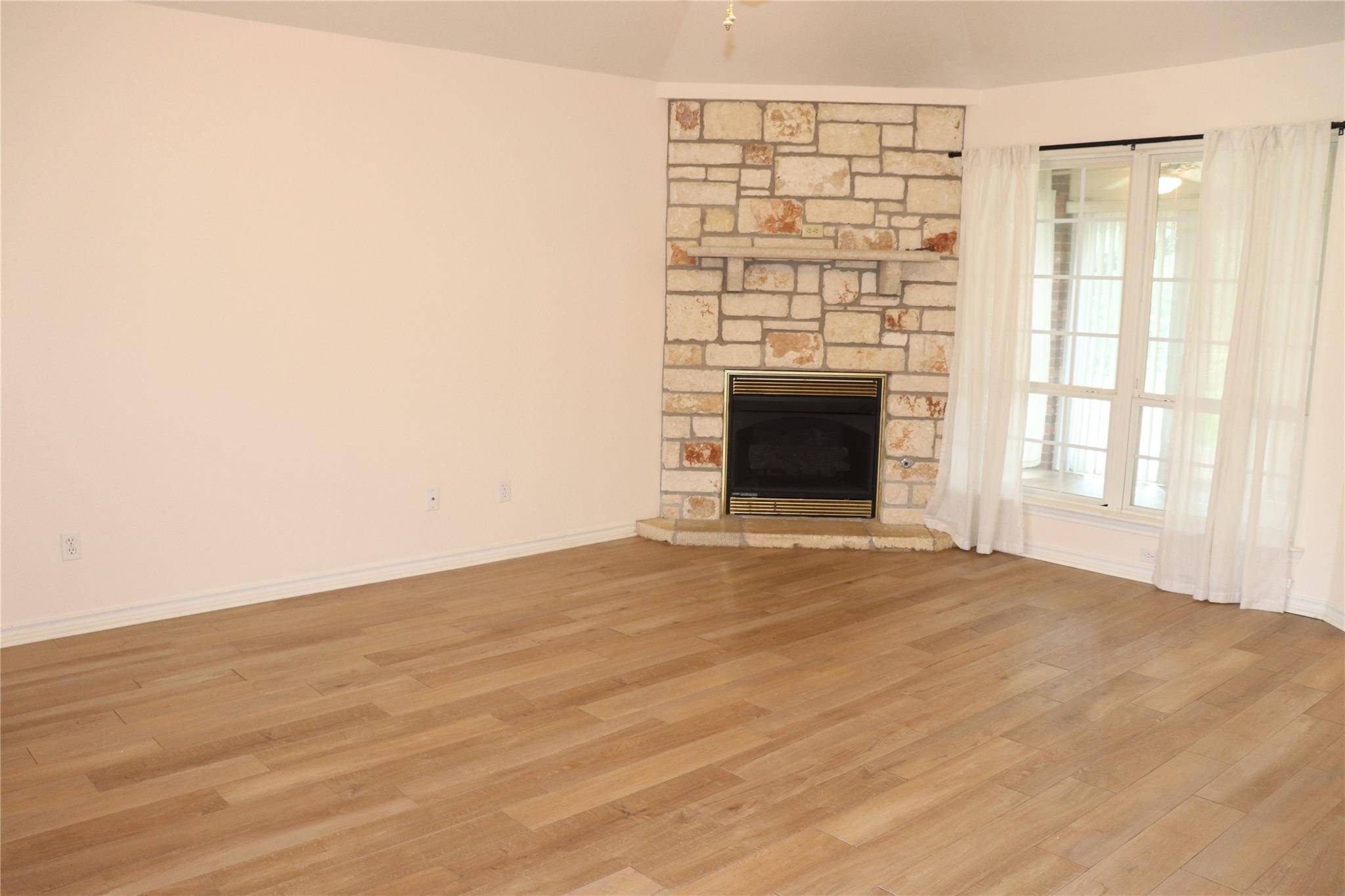 211 Fox XING, Burnet, TX 78611