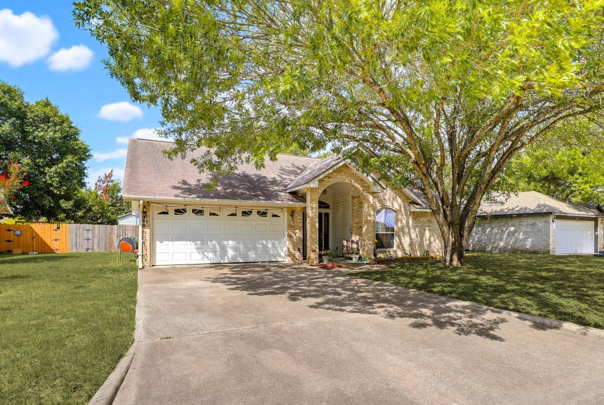 1001 Travis ST, Lockhart, TX 78644