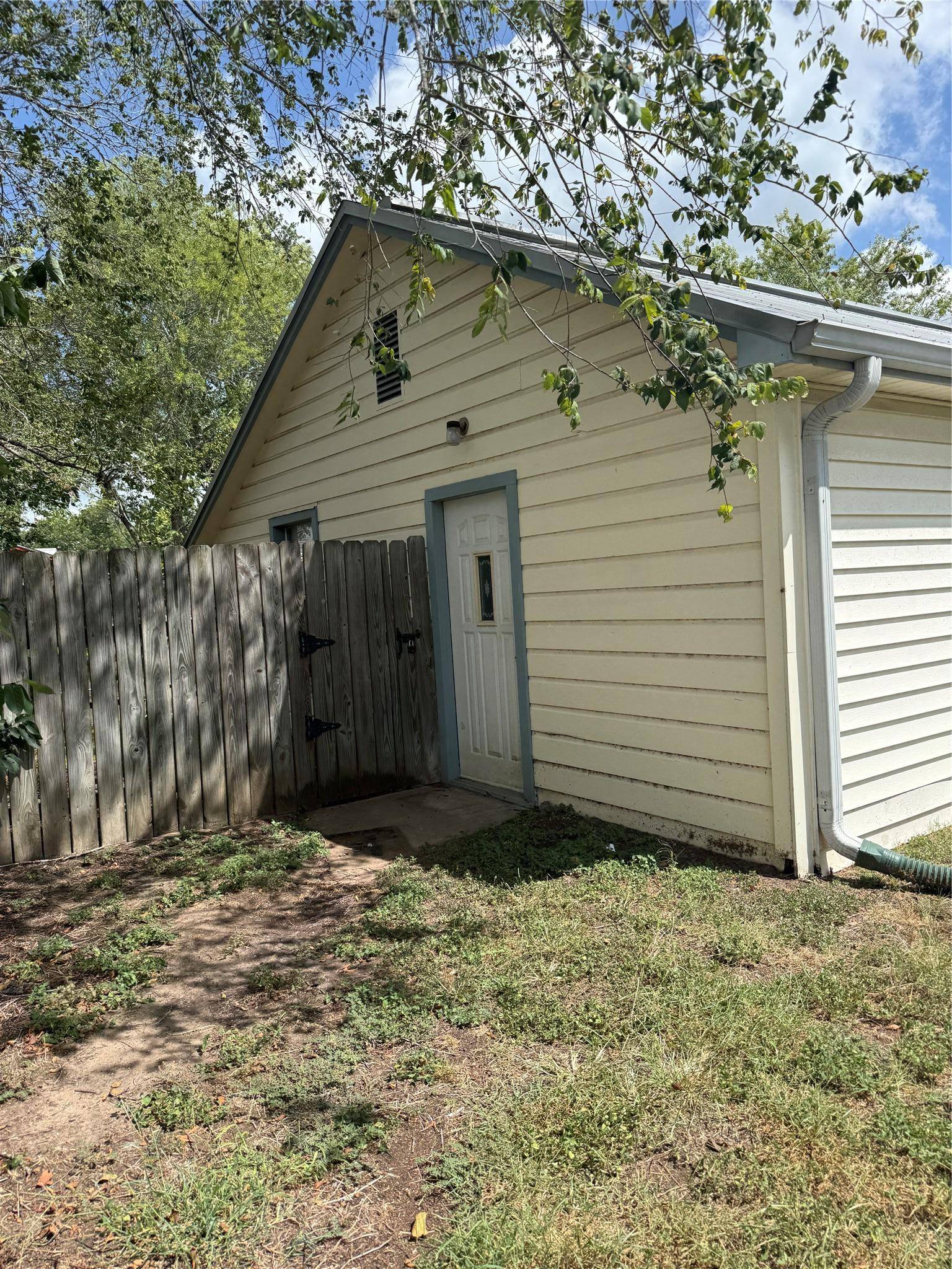 231 E Live Oak ST #B, La Grange, TX 78945