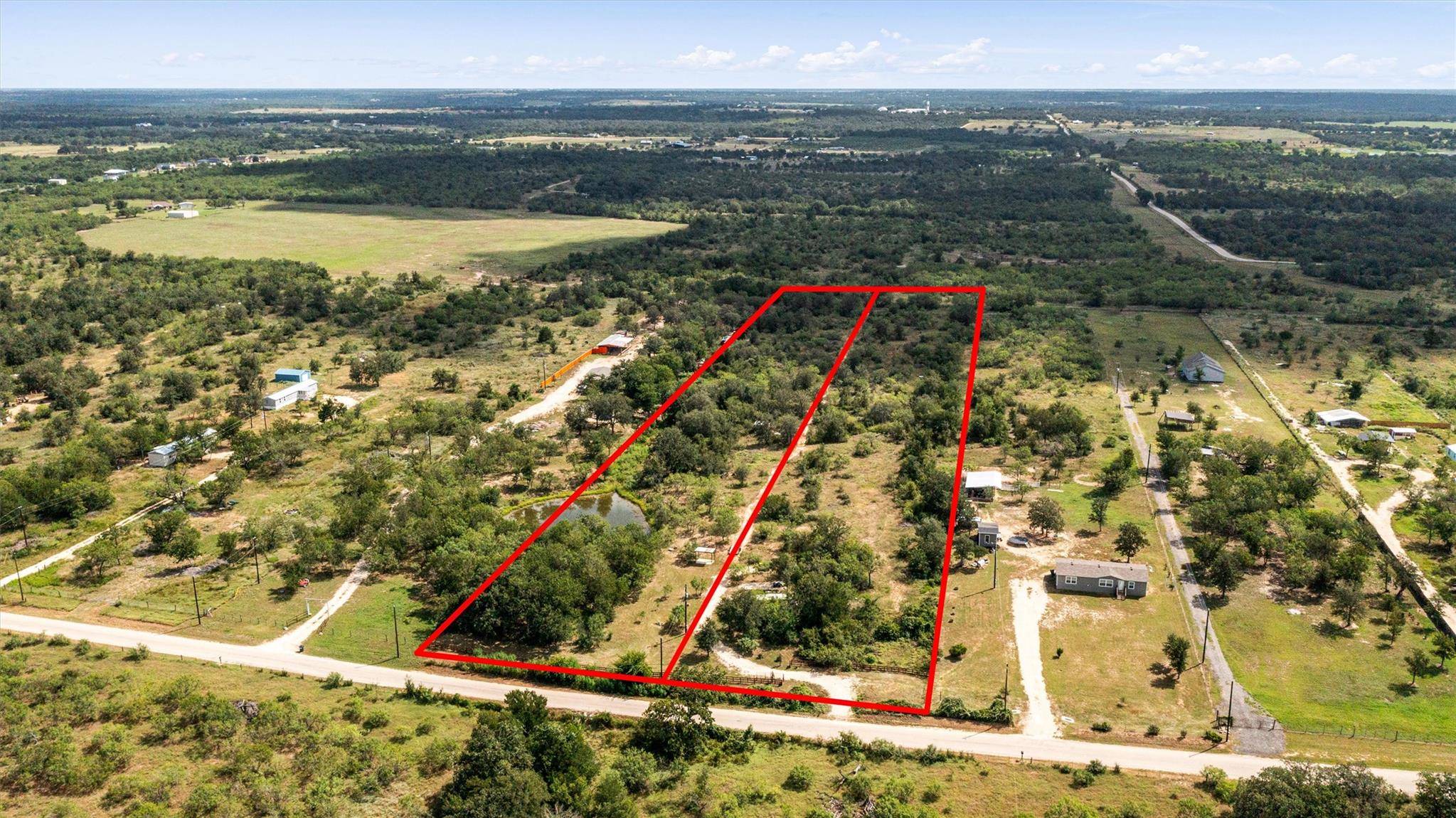 1411 Bugtussle LN, Luling, TX 78648