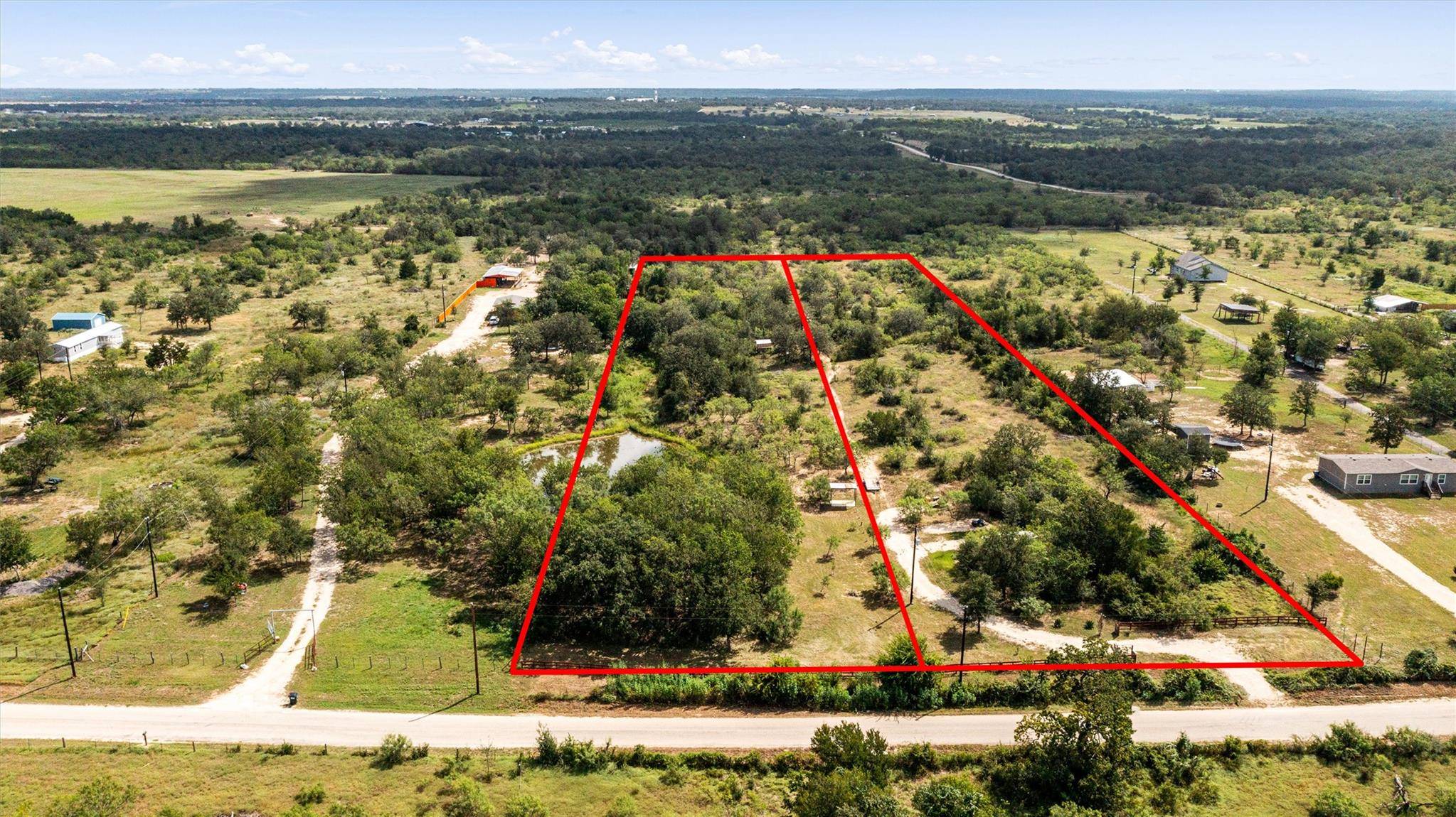 1411 Bugtussle LN, Luling, TX 78648