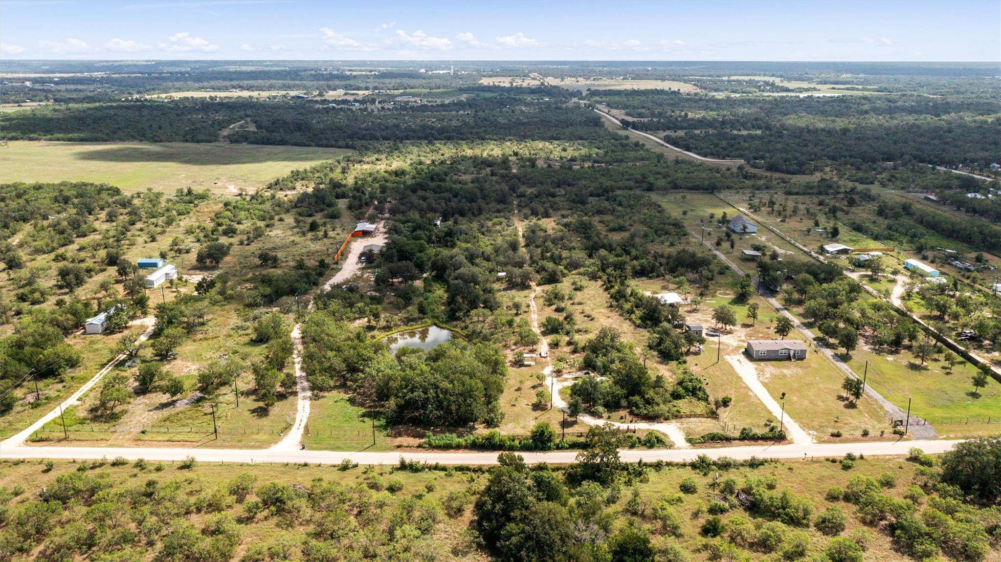 1411 Bugtussle LN, Luling, TX 78648