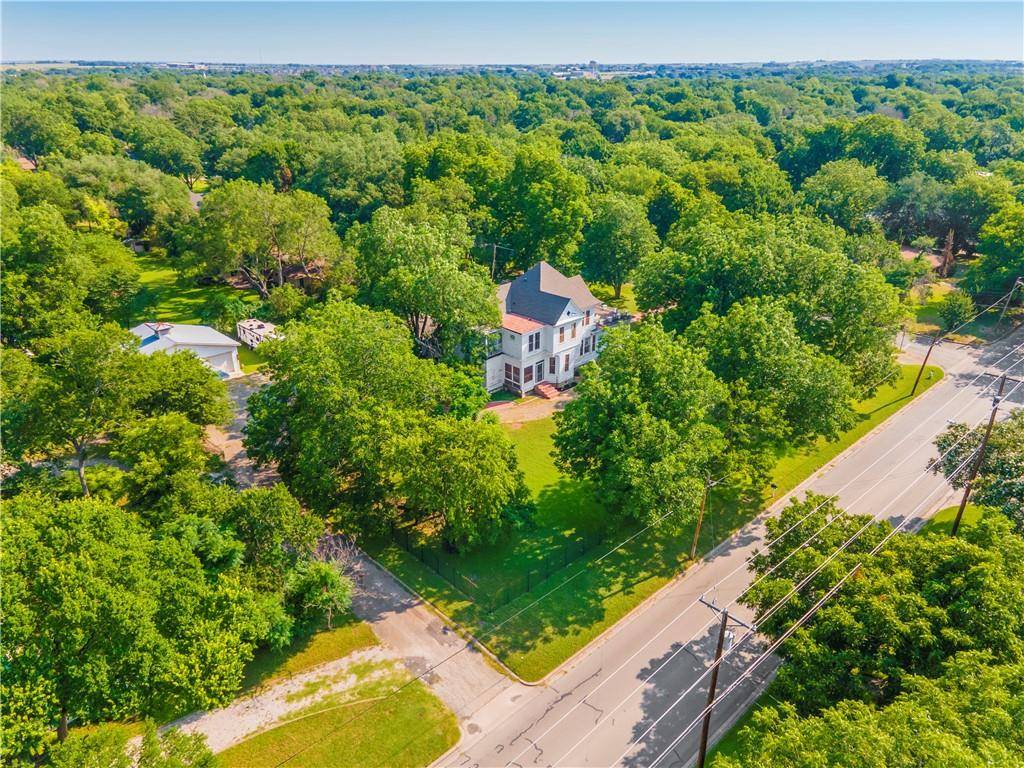 1702 W Lake DR, Taylor, TX 76574