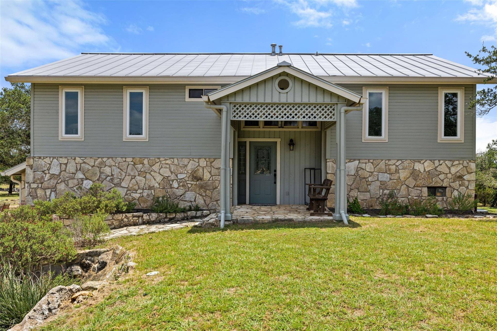 143 Oak LN, Johnson City, TX 78636