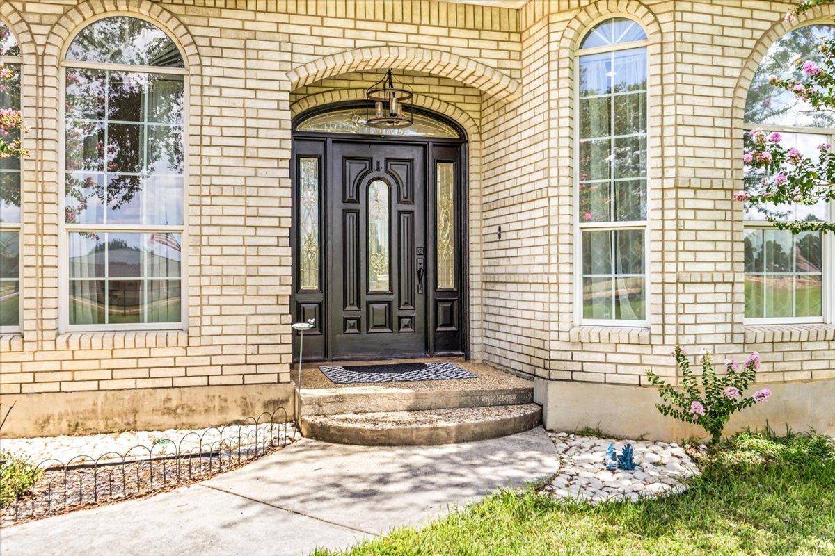 306 Kerry LN, Floresville, TX 78114