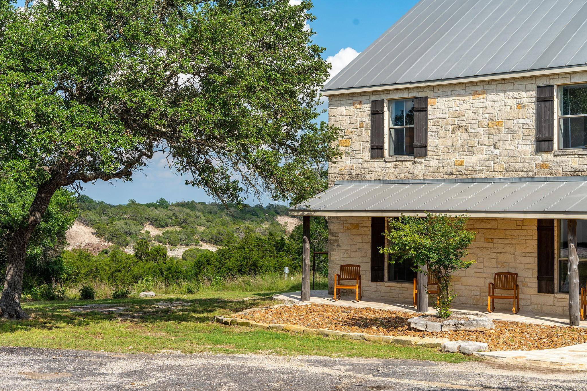 117 Point RD, Fredericksburg, TX 78624