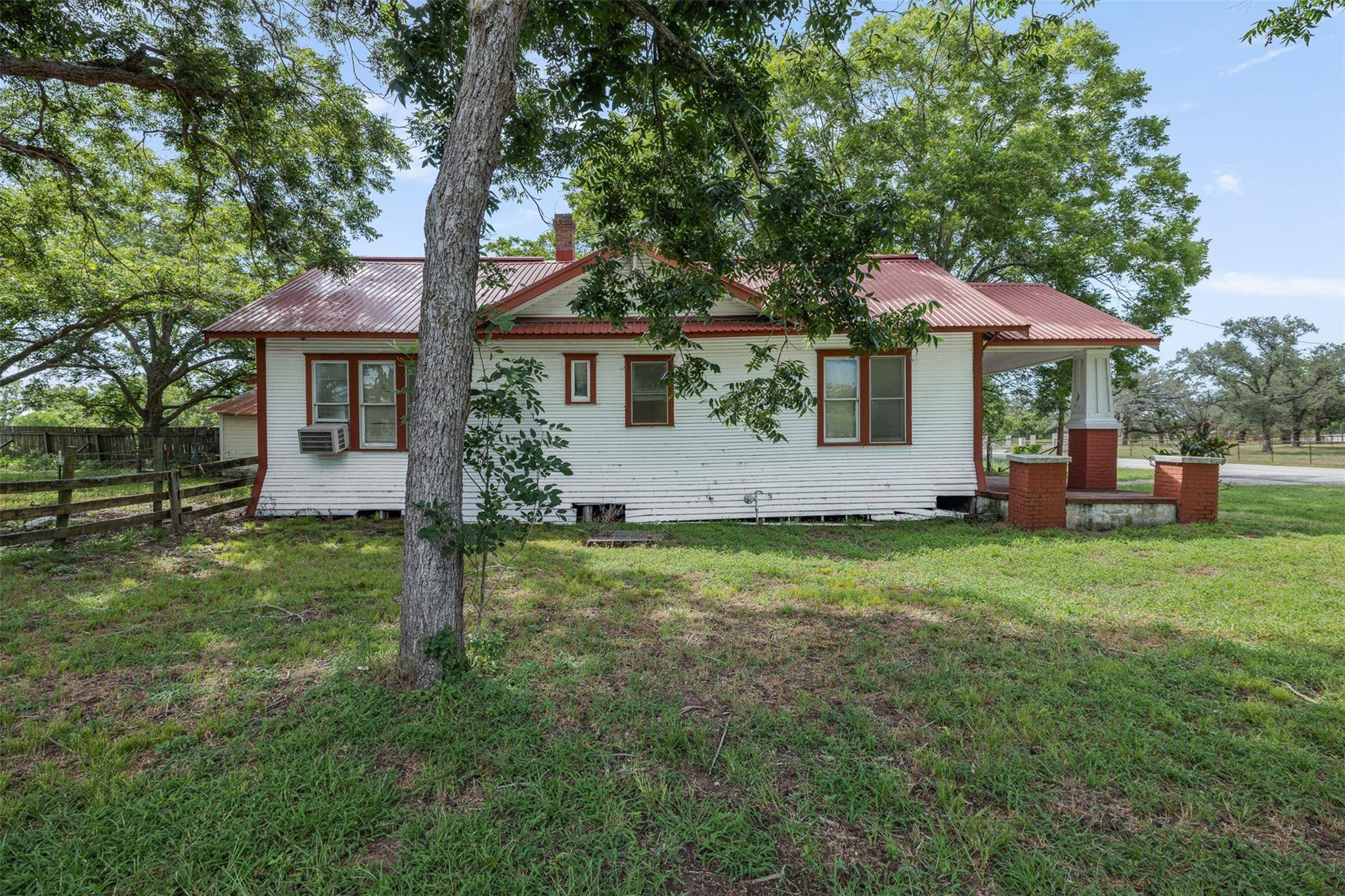 2005 W Grand Ave, Yoakum, TX 77995