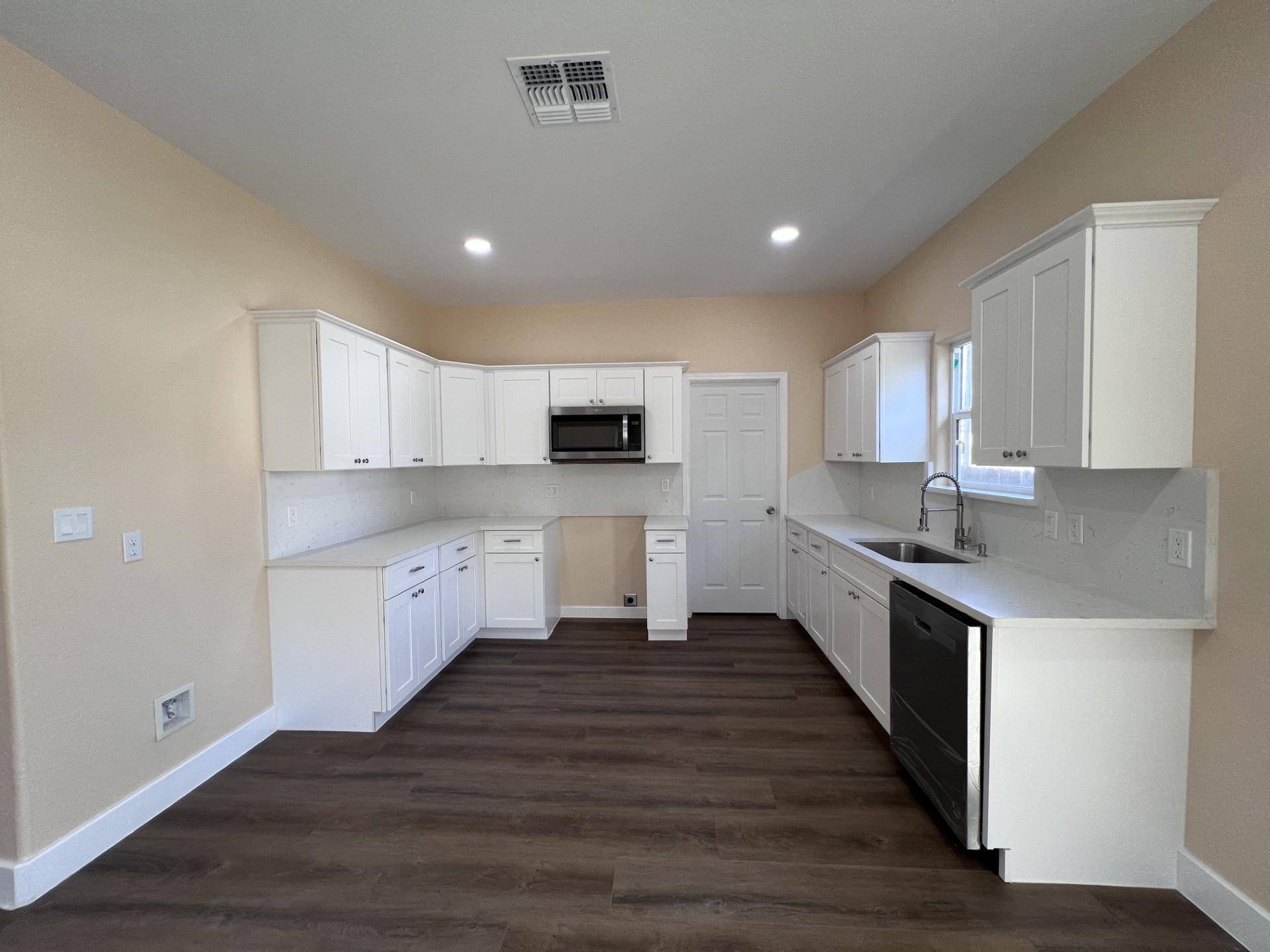 410 W Trinity ST, Luling, TX 78648
