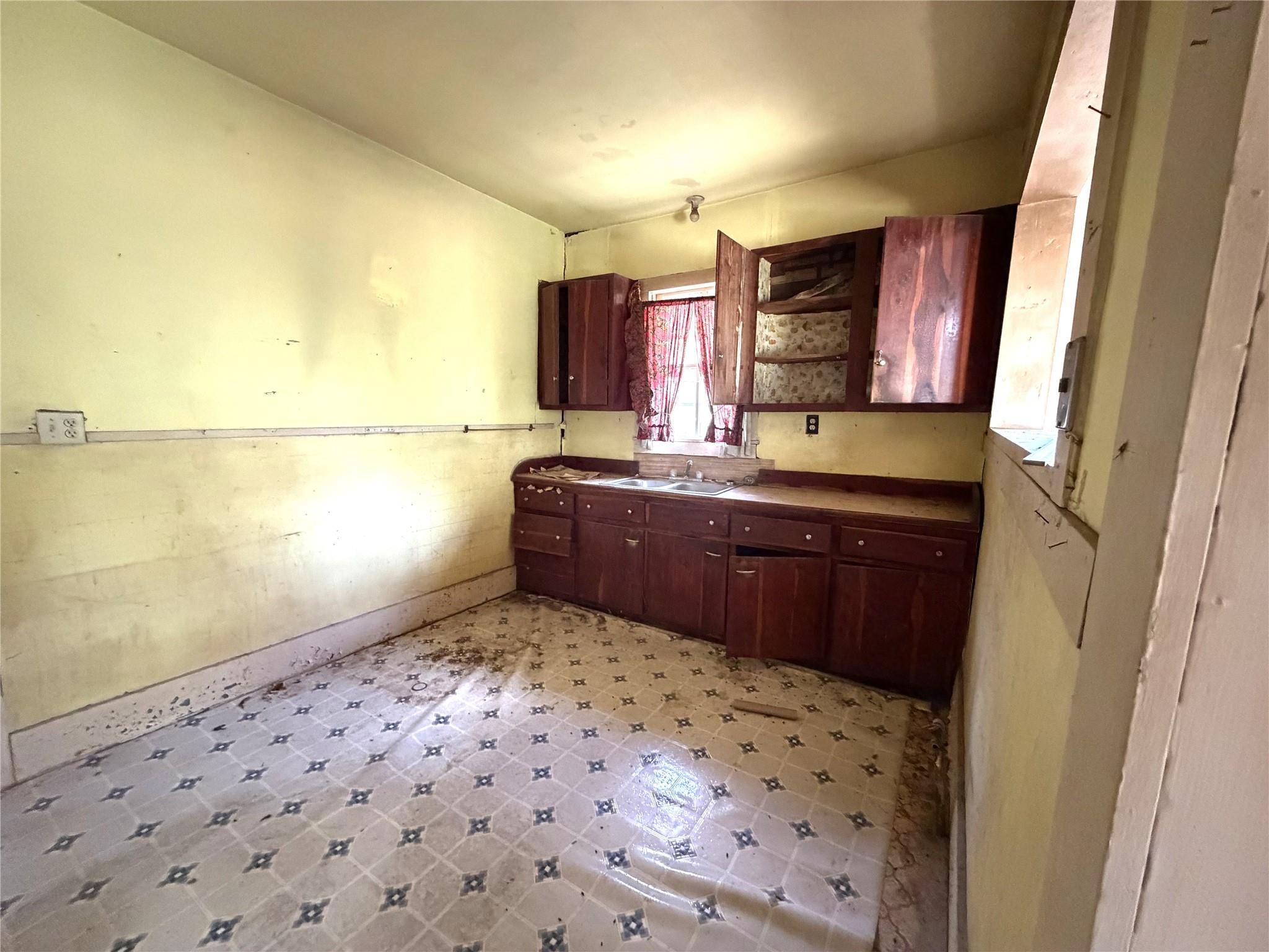119 Pine ST, Luling, TX 78648