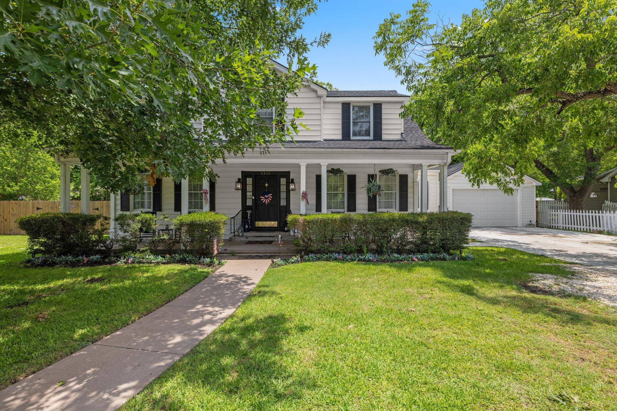 1311 W Lake DR, Taylor, TX 76574