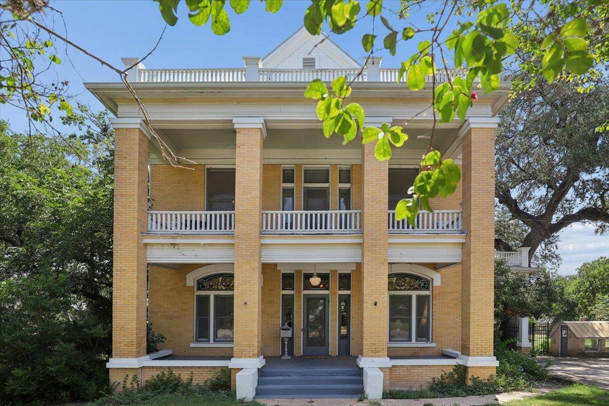 504 S Main ST, Lockhart, TX 78644