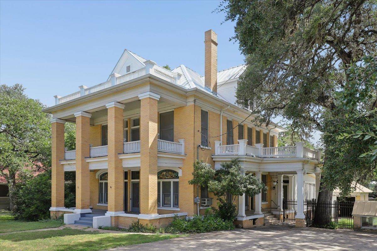 504 S Main ST, Lockhart, TX 78644