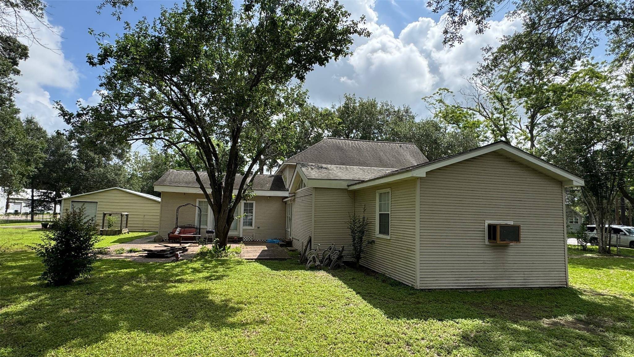 411 E Church ST, El Campo, TX 77437
