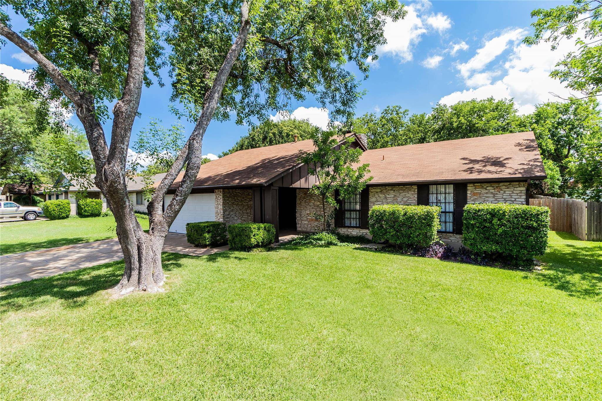 906 Red Cliff DR, Austin, TX 78758