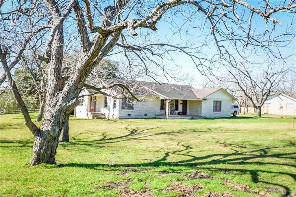 1010 E Gonzales ST, Yoakum, TX 77995