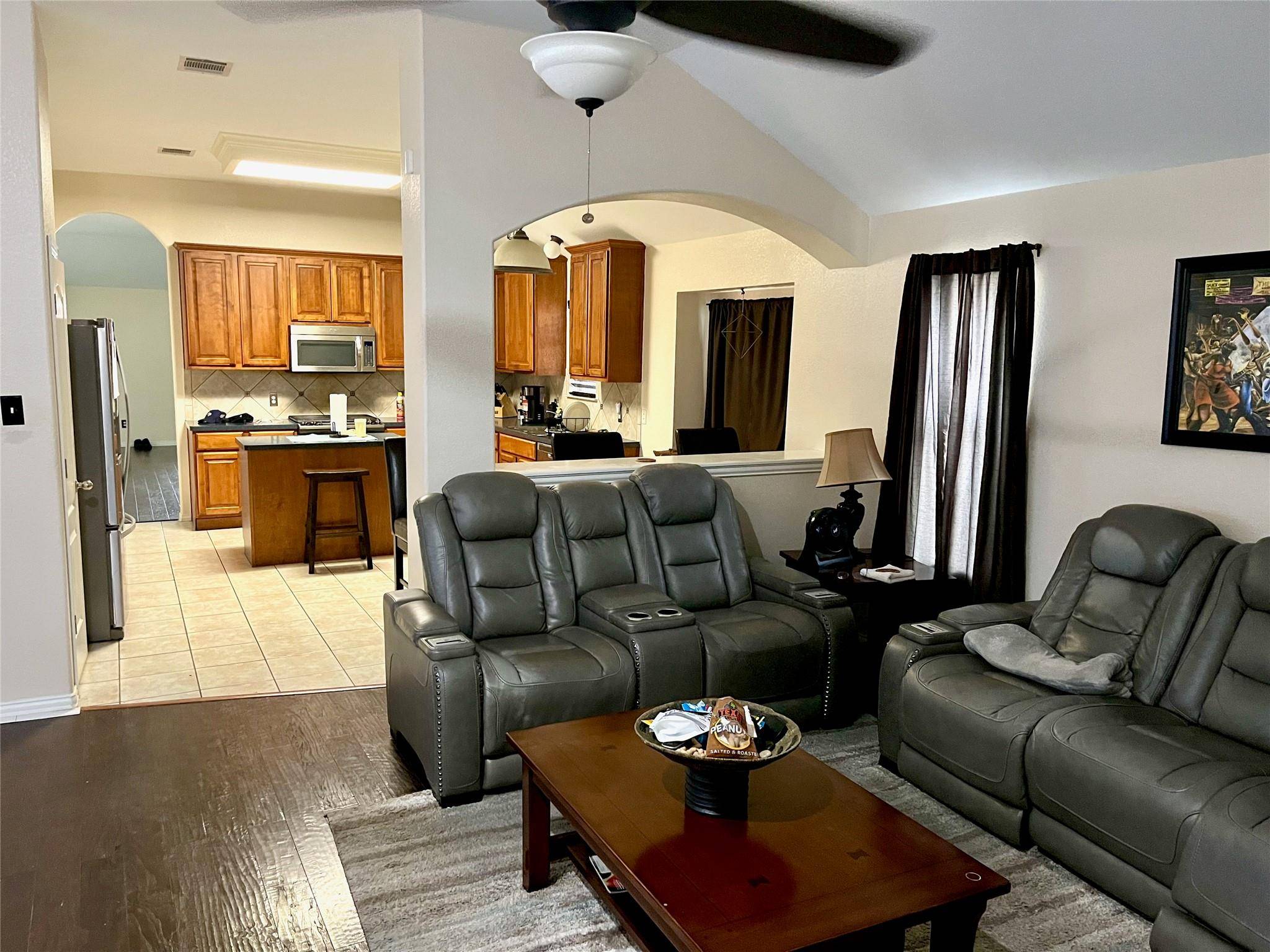 142 Amber Oak DR, Kyle, TX 78640