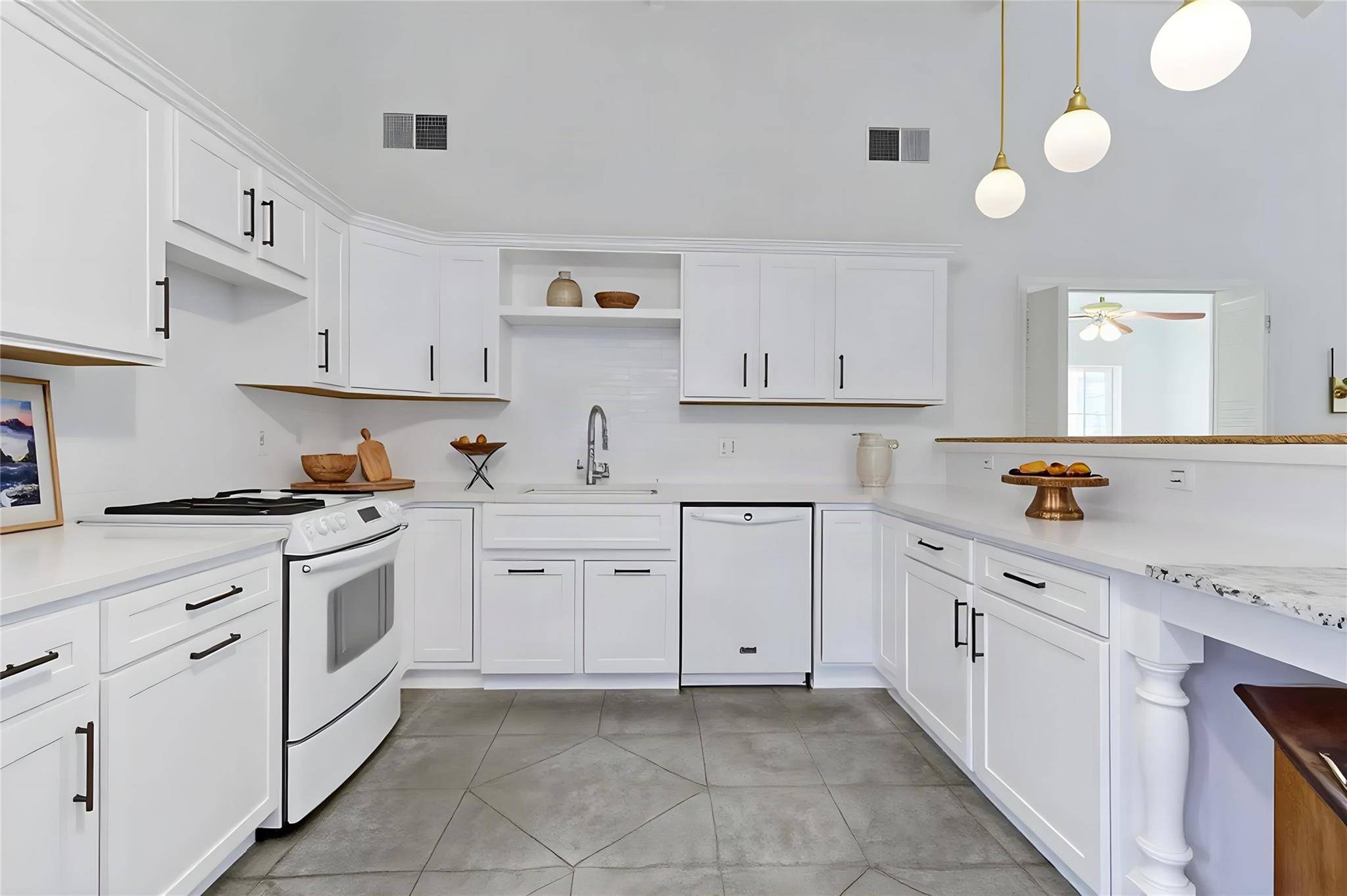 2084 Upper Elgin River RD, Elgin, TX 78621