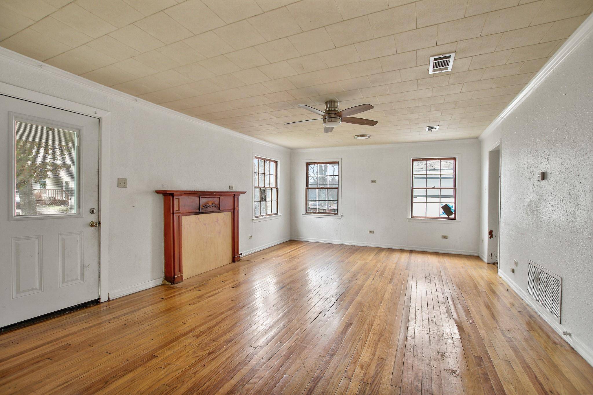 921 W 5th ST, Taylor, TX 76574