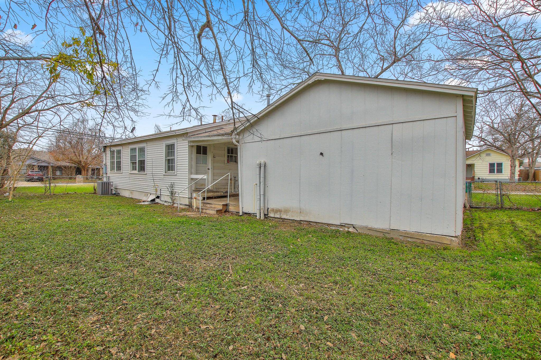 921 W 5th ST, Taylor, TX 76574