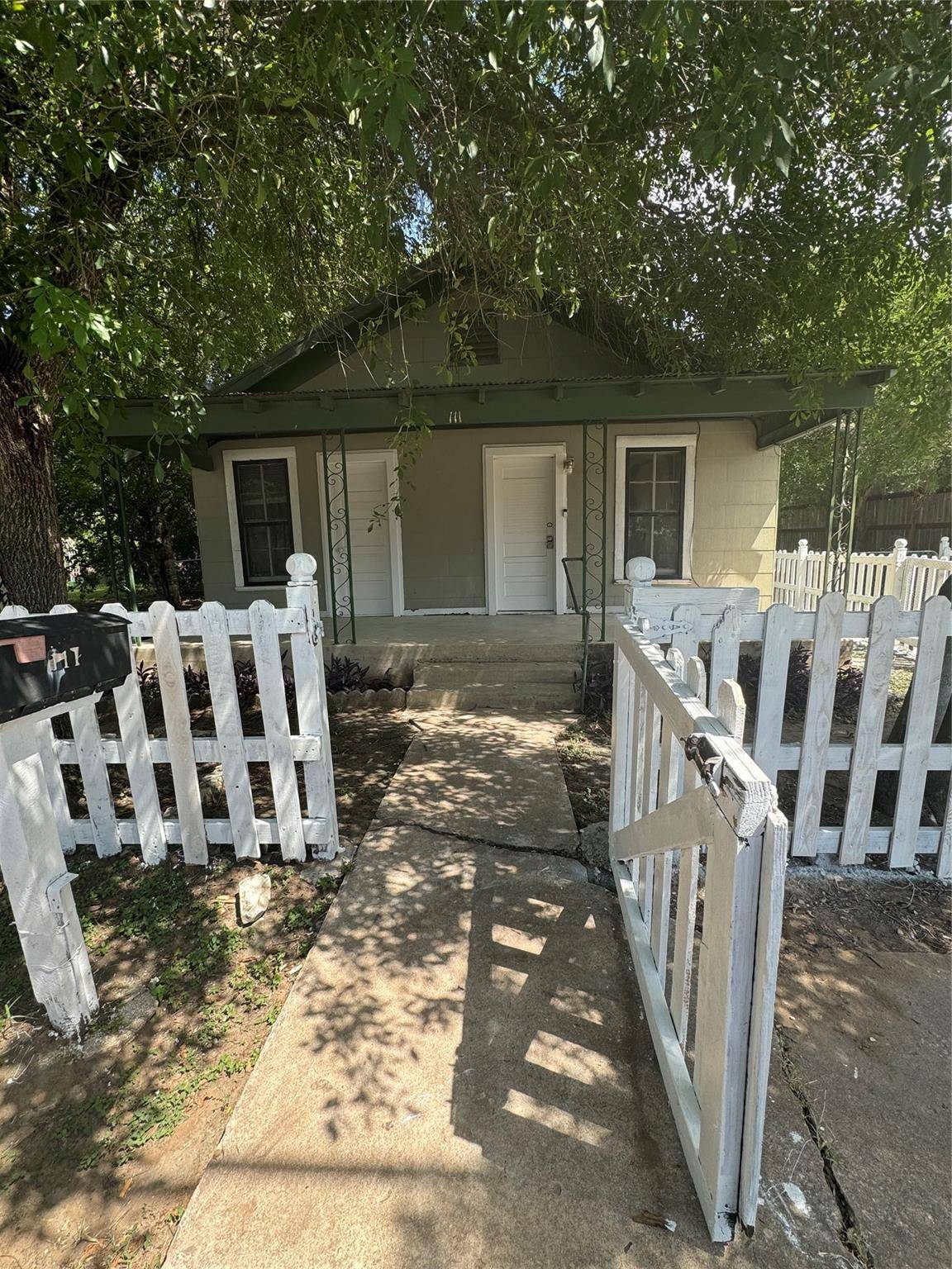 111 White Oak ST, Lockhart, TX 78644