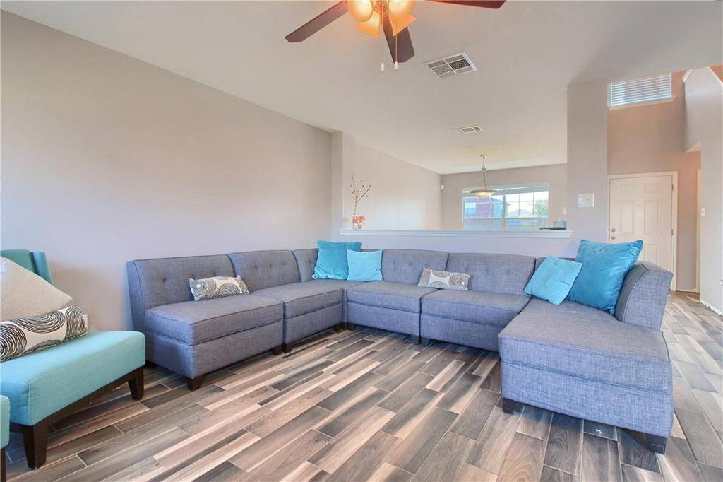 302 Flinn ST, Hutto, TX 78634