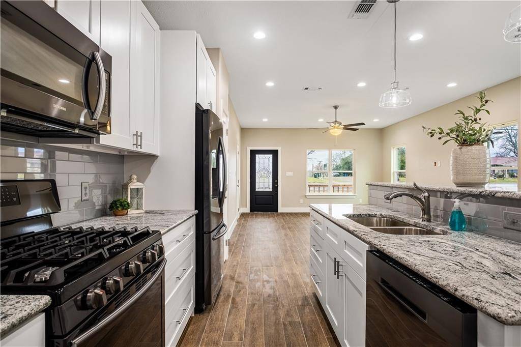 310 S Caldwell ST, Giddings, TX 78942