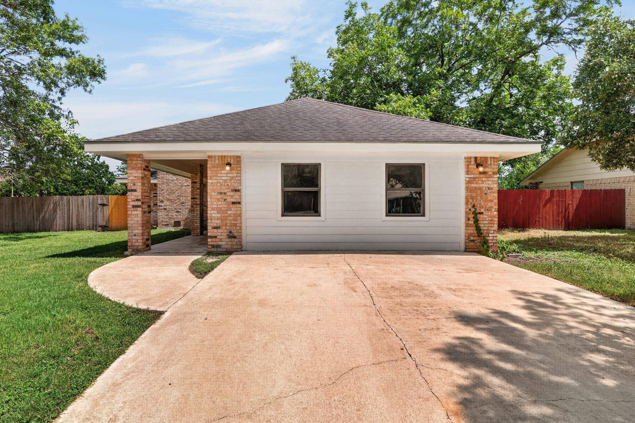 833 Ross CIR, Lockhart, TX 78644