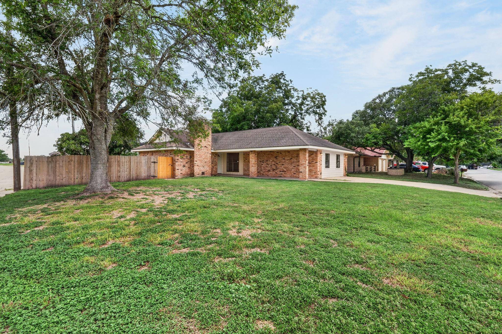 833 Ross CIR, Lockhart, TX 78644