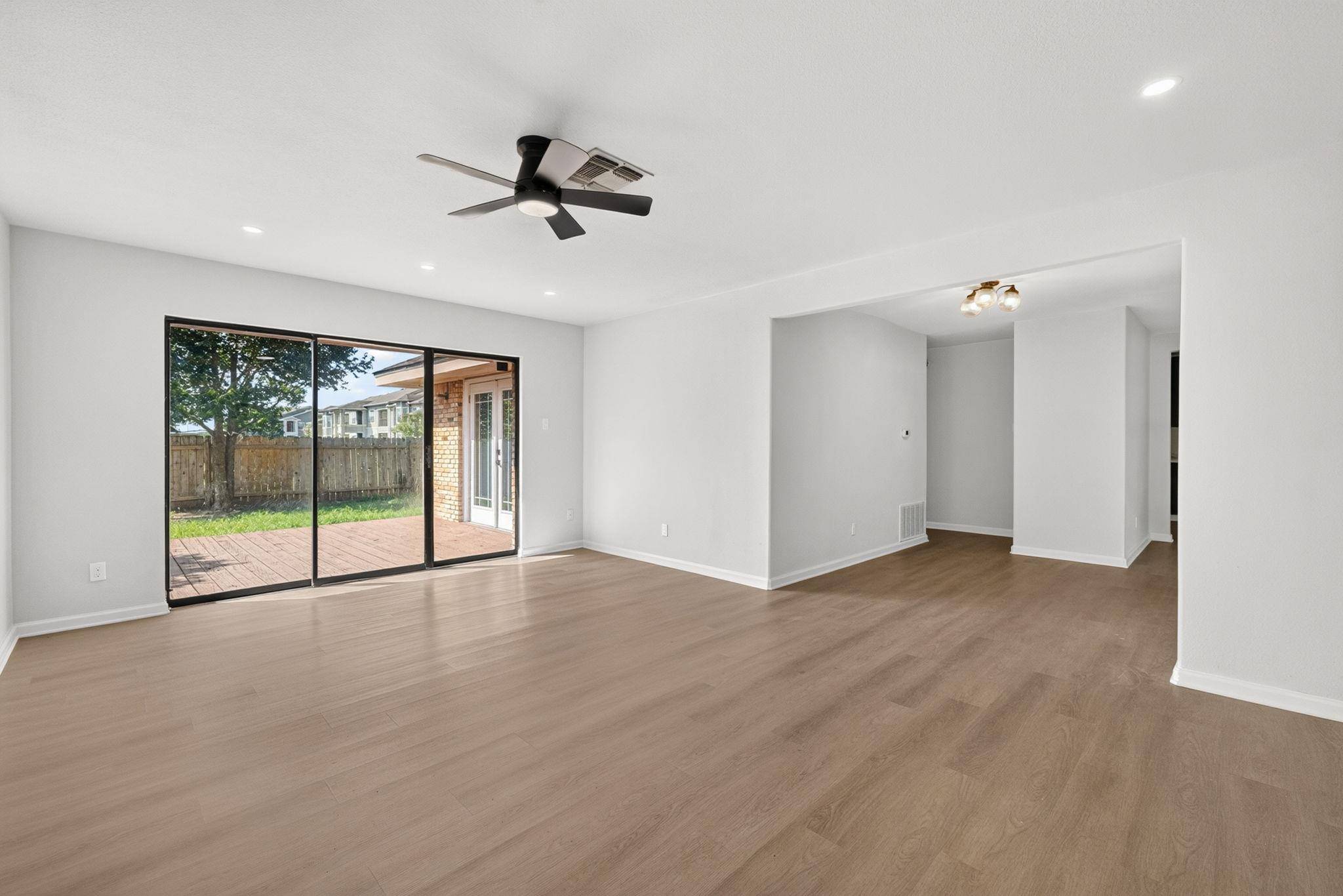 833 Ross CIR, Lockhart, TX 78644