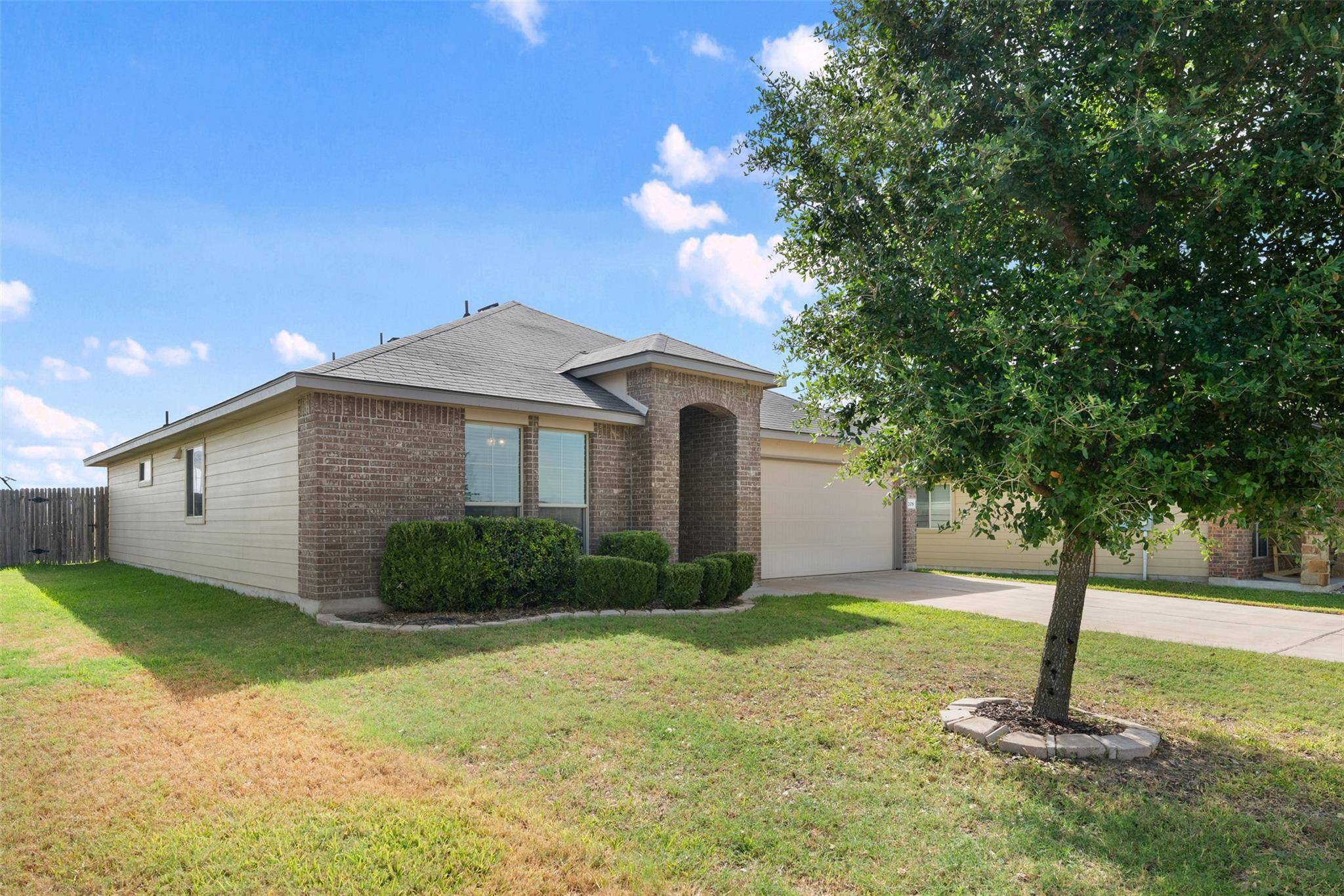 208 Plata LN, Jarrell, TX 76537