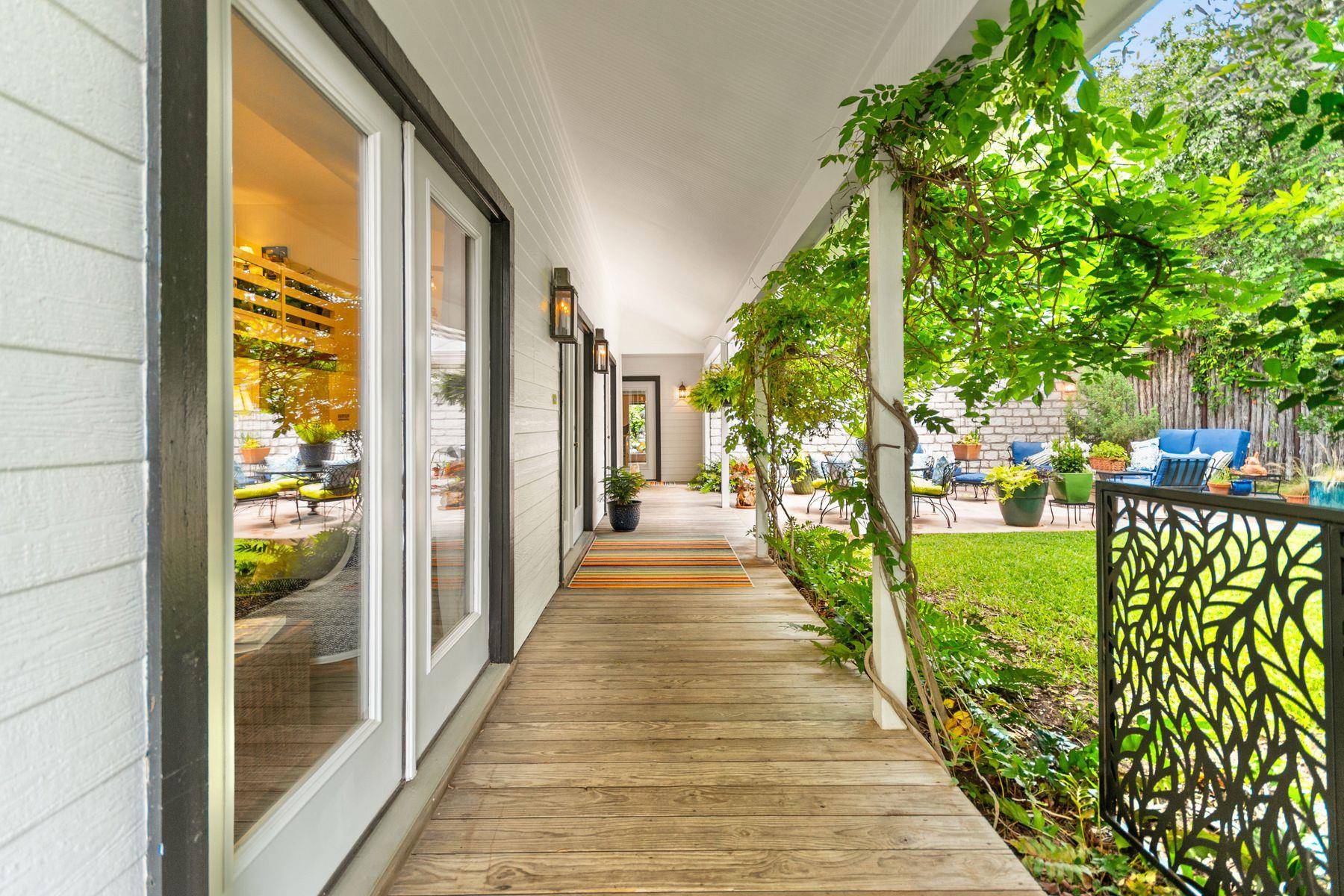 904 N Lincoln ST, Fredericksburg, TX 78624