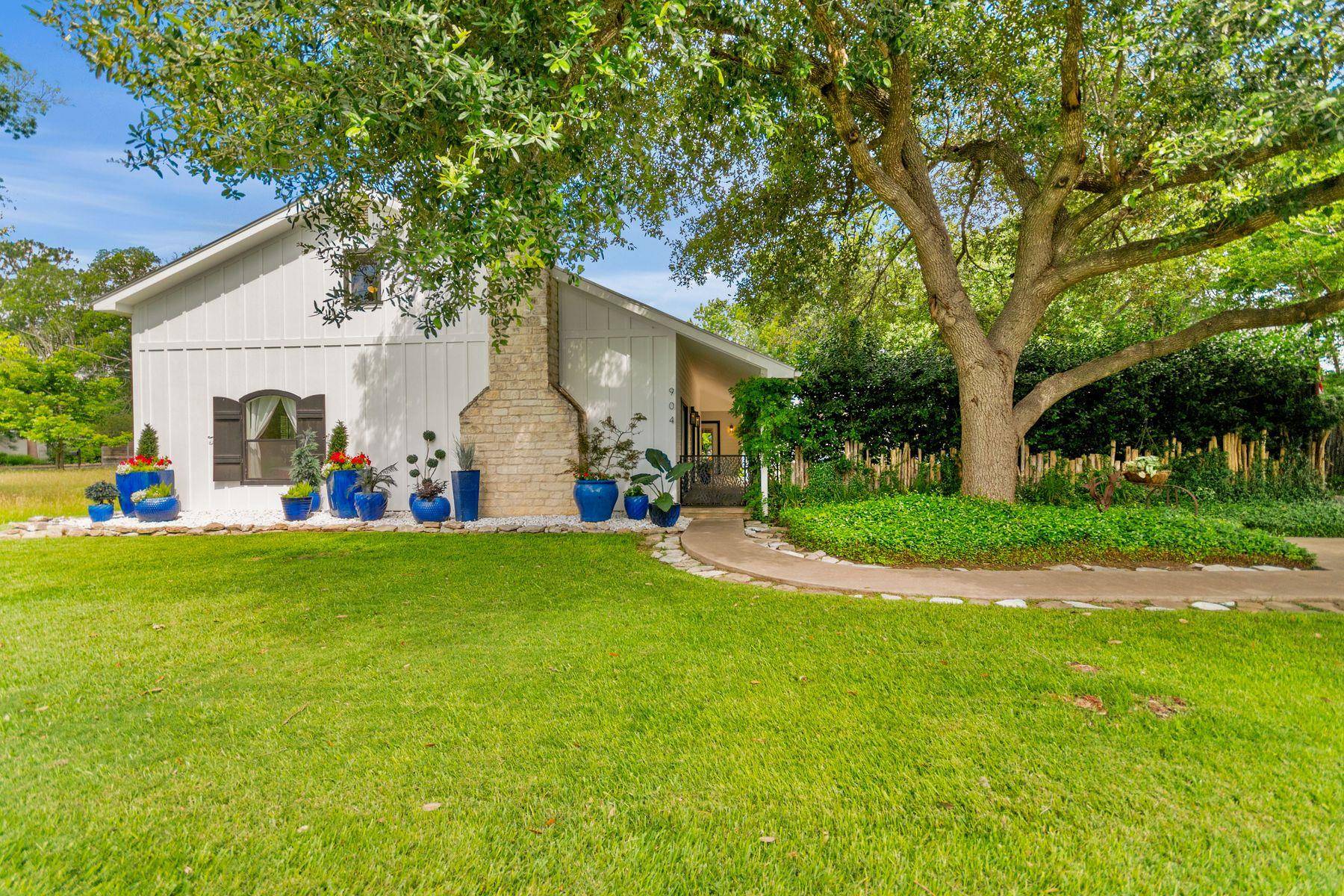 904 N Lincoln ST, Fredericksburg, TX 78624