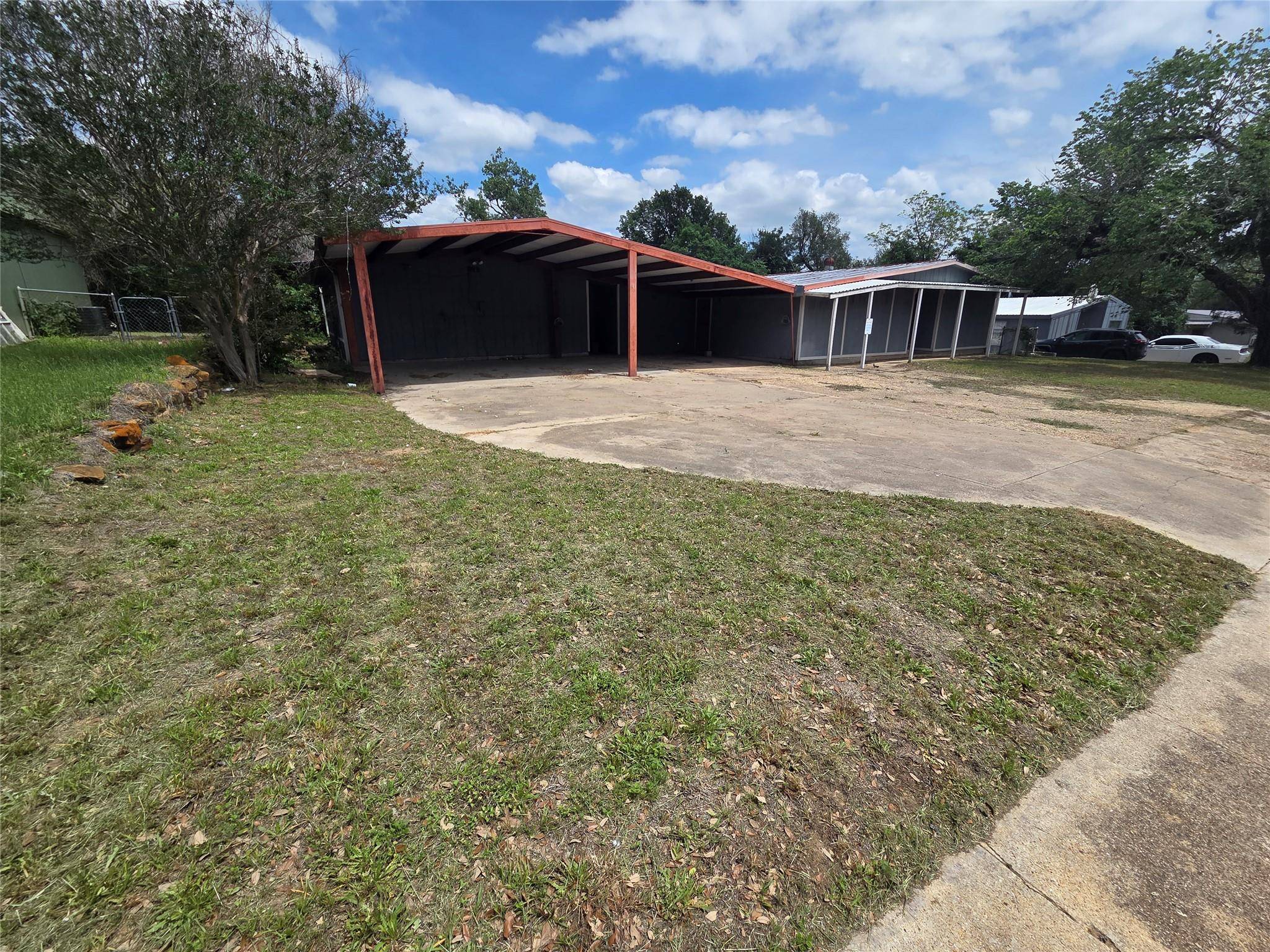 708 Rockdale RD, Rockdale, TX 76567