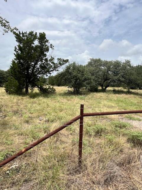 2 Pecan 2 RD, Florence, TX 76527