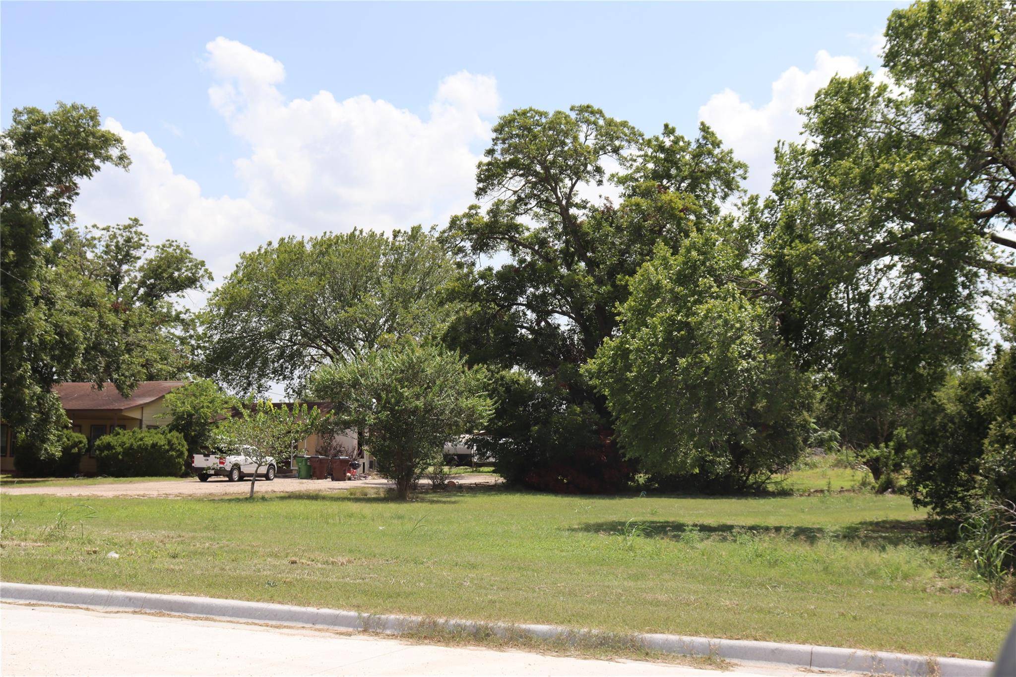 2001 Clearfork ST, Lockhart, TX 78644