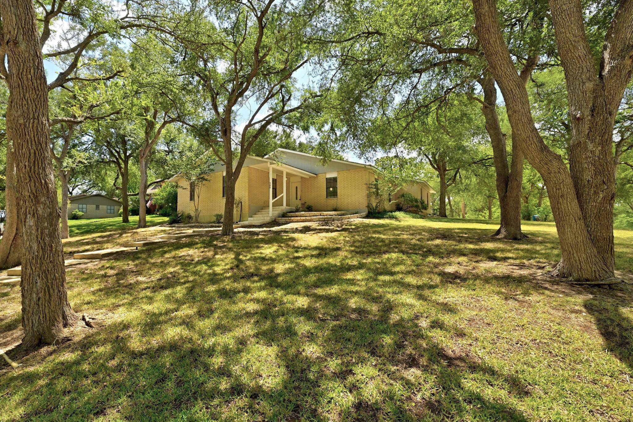 295 OAK CREEK CIR, Luling, TX 78648