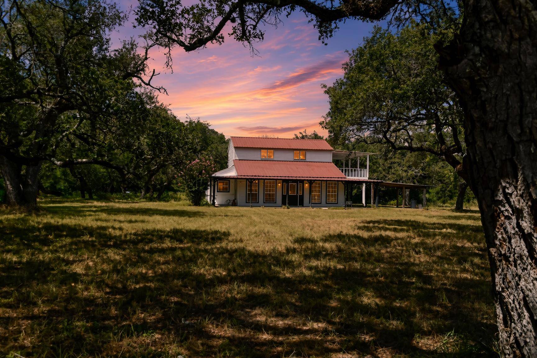 1097 White Loop RD, Columbus, TX 78934