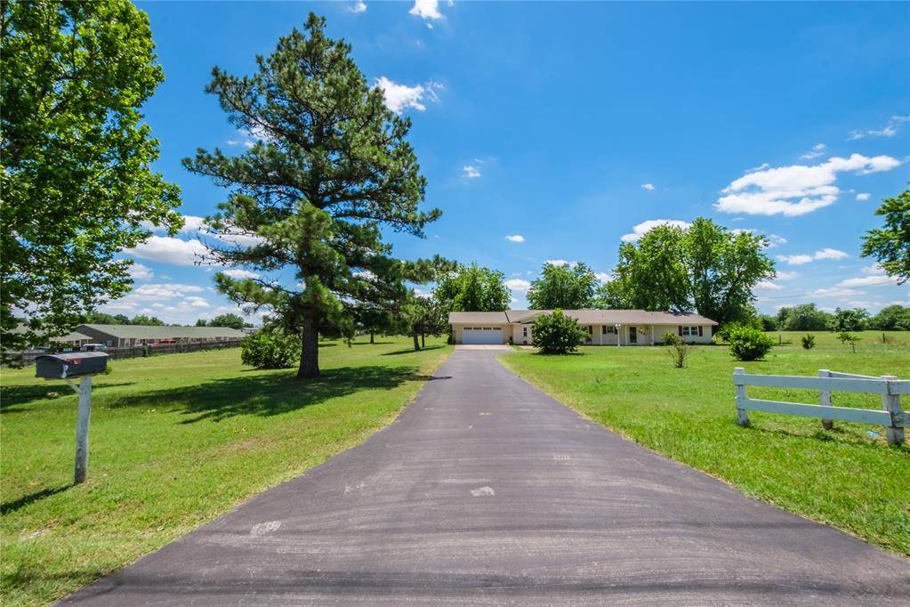 523 W Country Club RD, Chickasha, OK 73018