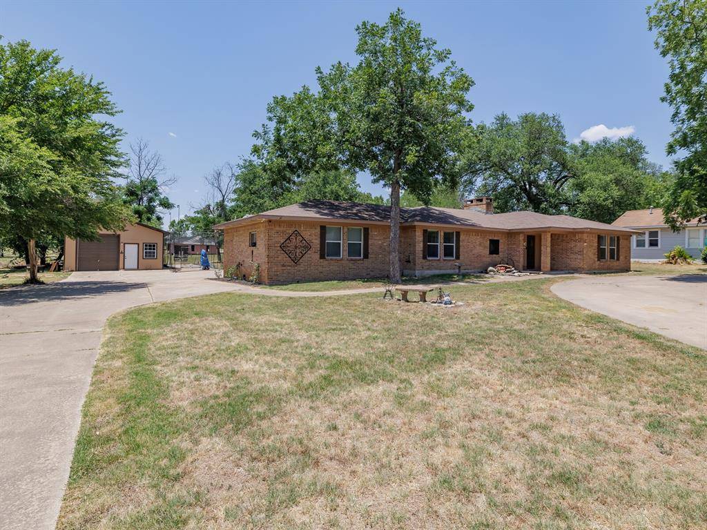 802 W Bell Ave, Rockdale, TX 76567