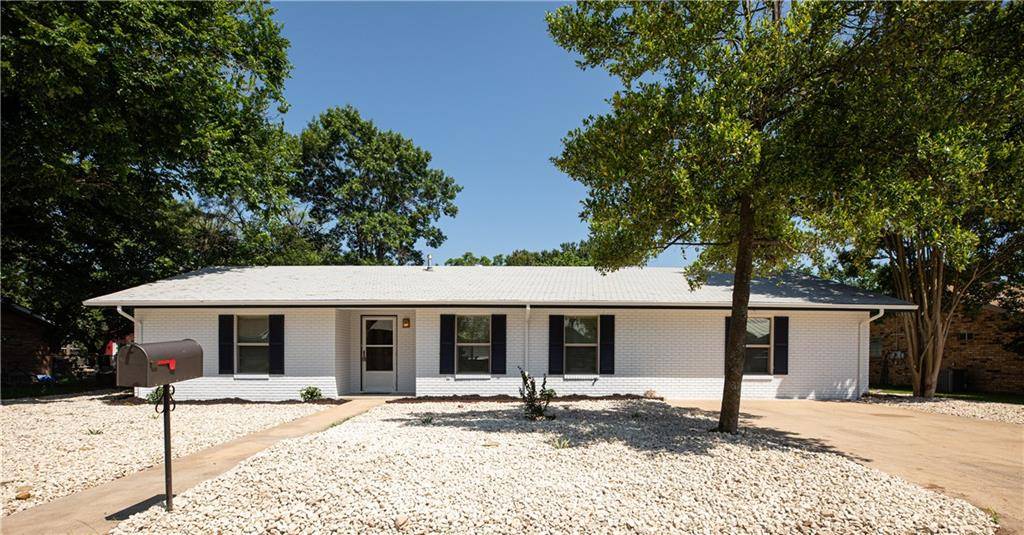 705 N Bowie ST, Fredericksburg, TX 78624