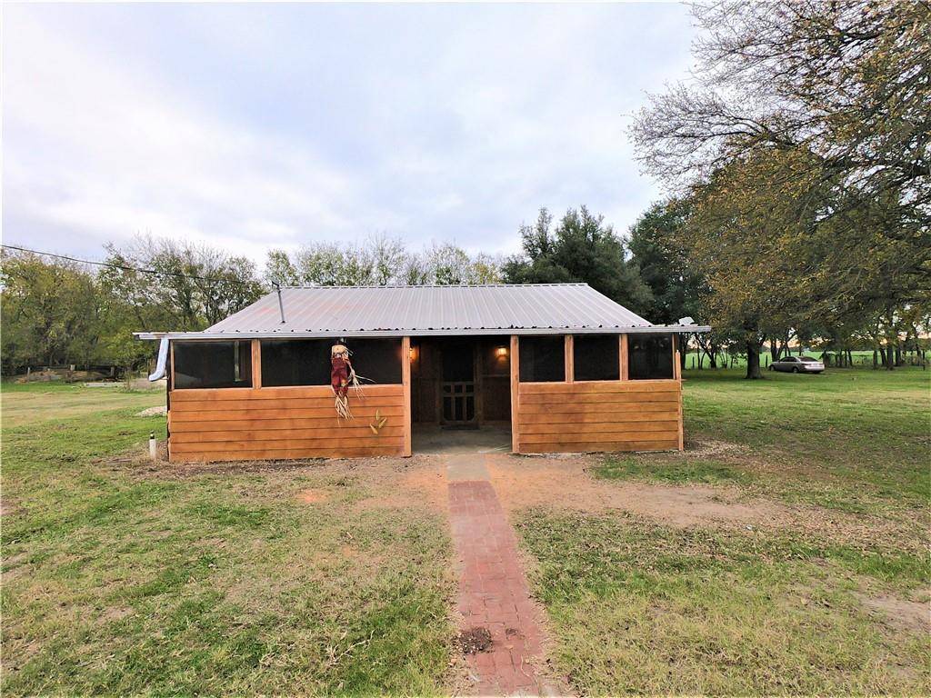 306 County Road 483, Lott, TX 76656