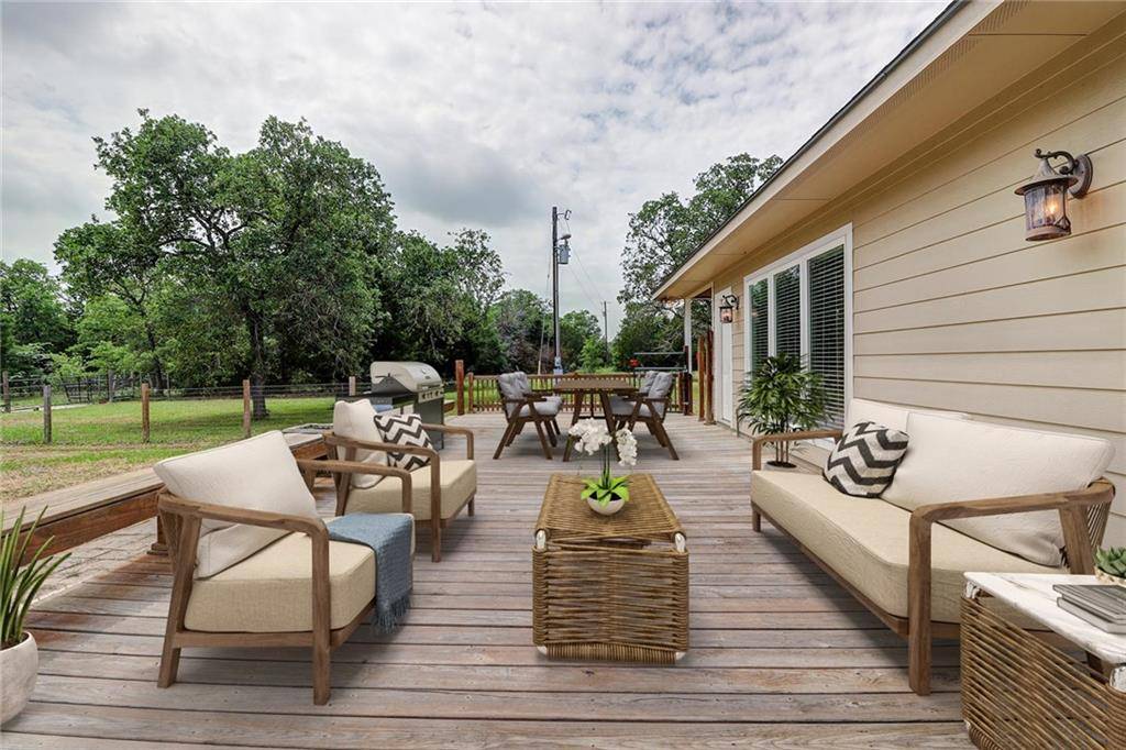 3632 Fm 180, Ledbetter, TX 78946