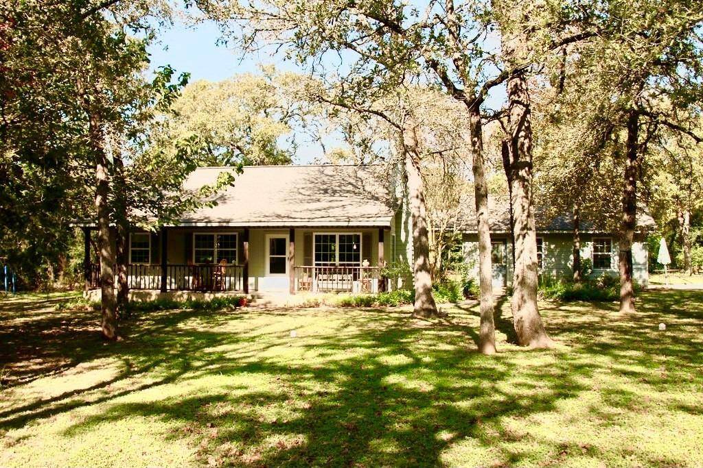 1221 Walch LN, Lexington, TX 78947