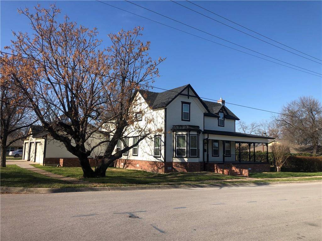 207 W 3rd ST, Lampasas, TX 76550