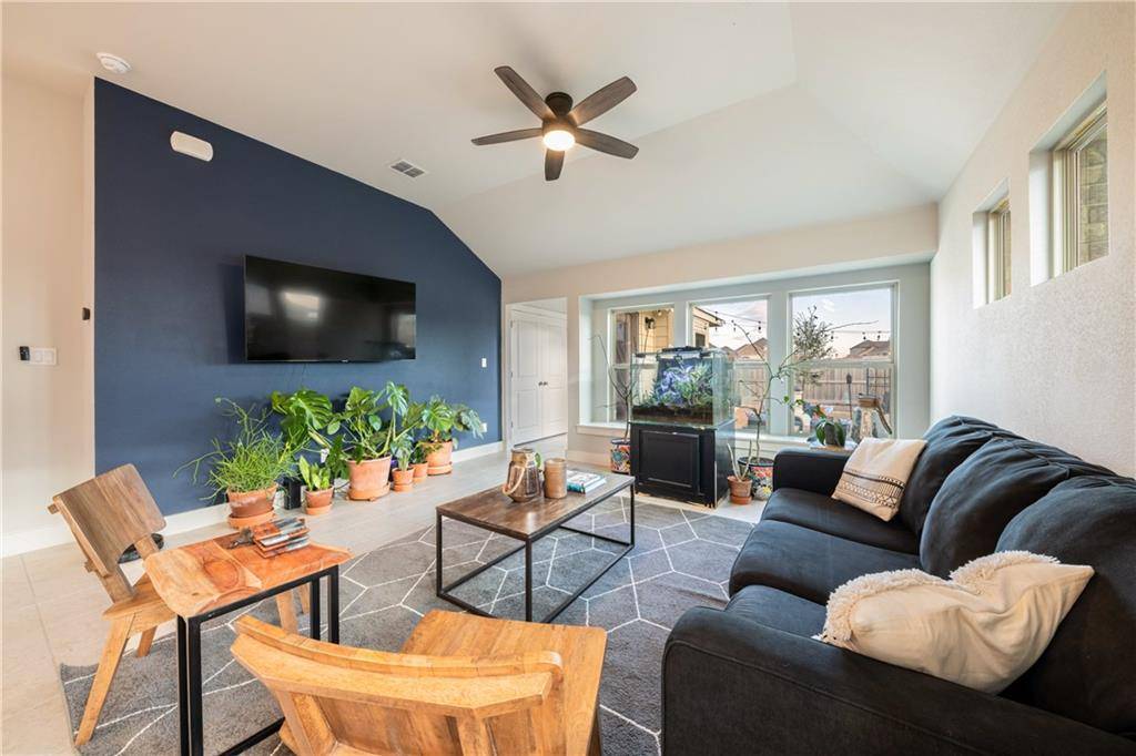 241 Pelican Bay CIR, Kyle, TX 78640