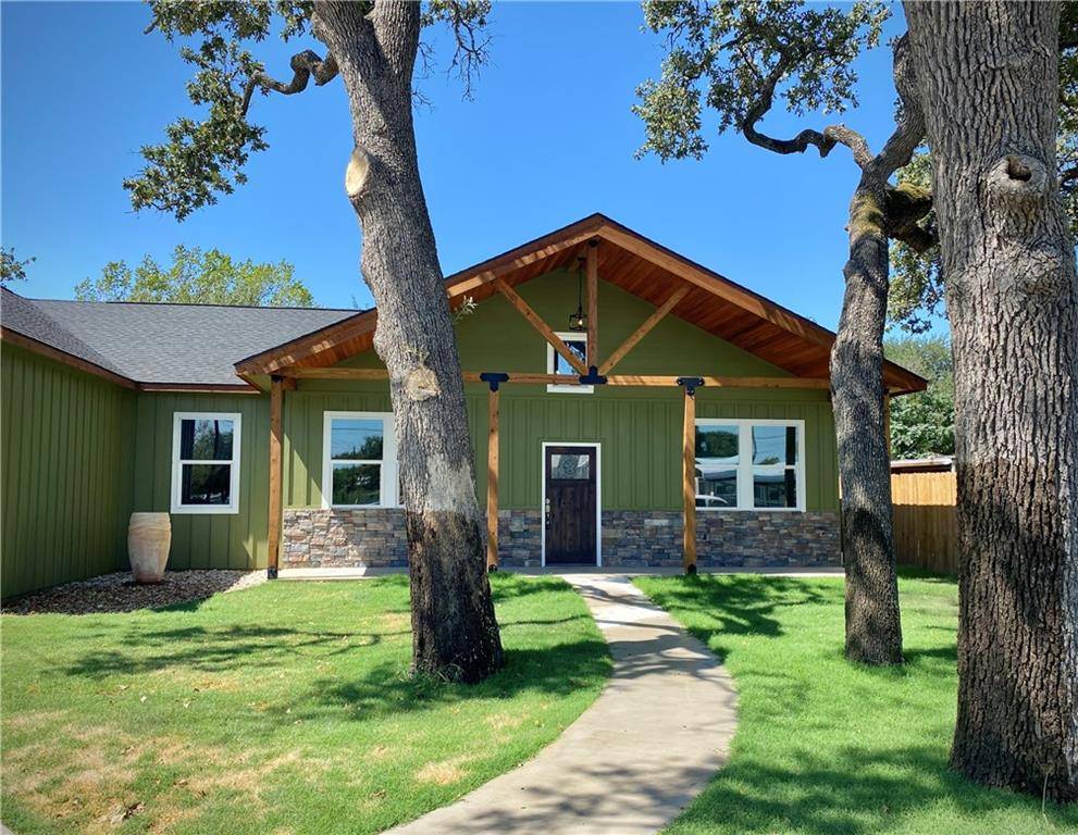 945 Grimes ST, Giddings, TX 78942